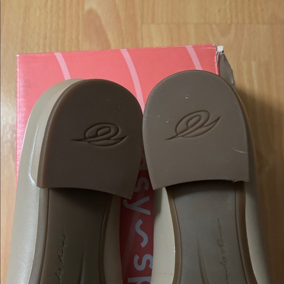 Easy Spirit Women's Beige Flats - Picture 8 of 11